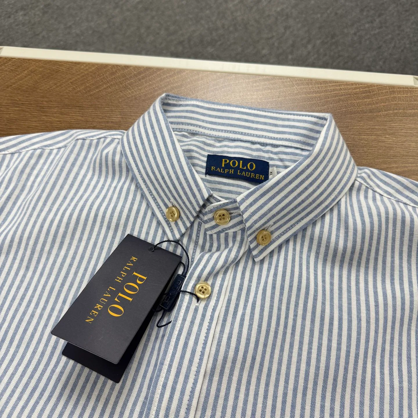 P190 Style No. B25 Ralph Lauren/Ralph Lauren classic colorful small label striped casual shirt 1️⃣Made of high-quality classic striped fabric, the upper body is soft and comfortable, extremely delicate, has a solid, smooth and soft feel. The fabric does not wrinkle, and the feel is invincible. The details are handled perfectly! 2️⃣Adopting the washing process, the workmanship details are perfectly controlled. They are all hemmed with vest technology, and the insides of the sleeves are also used. Different from the four-needle and five-thread workmanship, the collars are also all designed with interlining, showing high-end fashion and individuality, and the style is fashionable, simple and elegant! 3️⃣It is very youthful and energetic, and can be easily worn by both men and women. It is very in line with the fashion aesthetic concepts of today's young people! Color: Striped Blue Sizes: S, M, L, XL